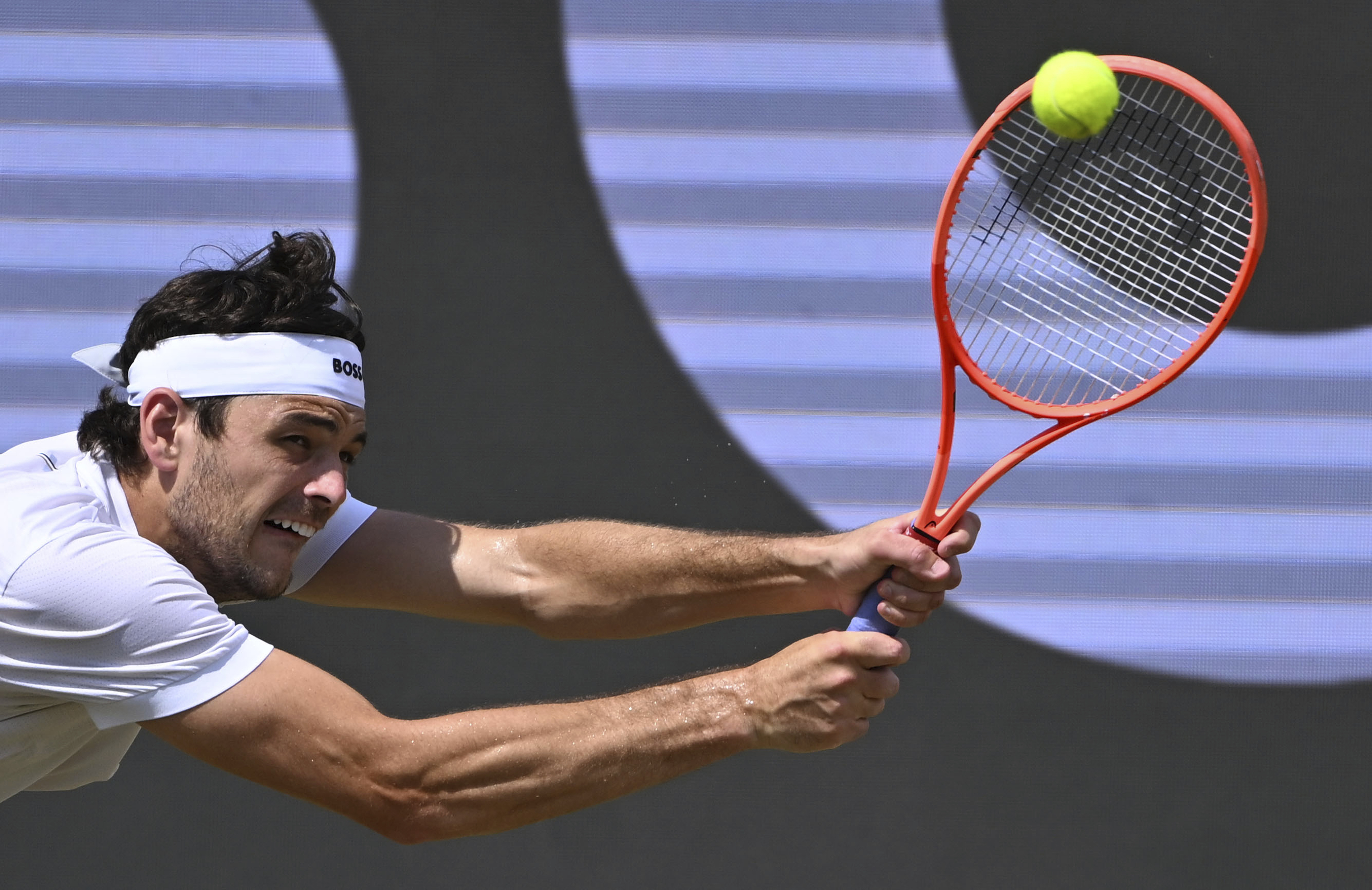 s15全球总决赛-斯图加特迎欧冠关键赛；赛前复出首秀；引发热议；年轻球员得到机会的简单介绍